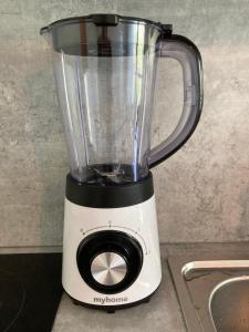 a blender sitting on top of a counter at Yksiö Multisillassa. Sänky kahdelle. in Tampere