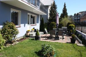 a backyard with a patio with a table and chairs at Ugeni ,apartament in Ostrowo