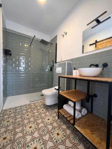 een badkamer met een wastafel en een toilet bij Apartamentos Ribadeo in Ribadeo