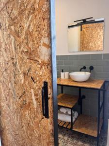 een badkamer met een douchedeur en een wastafel bij Apartamentos Ribadeo in Ribadeo