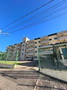 um edifício de apartamentos com uma cerca em frente em RILL HOTEL BY UCHÔA em Teresina