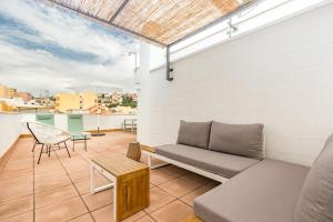 a living room with a couch and a table at Teatro Suites Málaga CITY FLAT in Málaga
