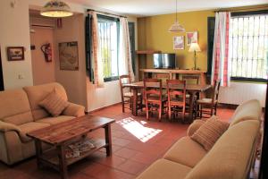 a living room with a couch and a table at Alojamiento Rural Las Maravillas in Cañada Catena