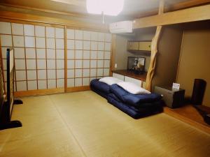 Habitación con sofá en la esquina de una habitación en Fukubatake B&B, en Yoshino