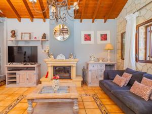 a living room with a couch and a fireplace at Cubo's Villa Llanos de la Plata in Alhaurín de la Torre