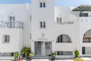 纳克索乔拉Galazia Boutique Apartments的一座白色的建筑,上面标有读峡谷酒店的标志