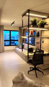 una camera con letto, scrivania e sedia di Loft de Luxo c/ Home Office ao lado Shopping CG. a Campo Grande
