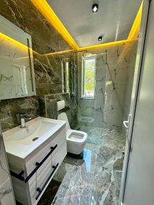 Koupelna v ubytování Breezy Hotel