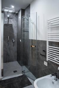 a bathroom with a shower and a sink at Appartamento Guglielmo in Oristano