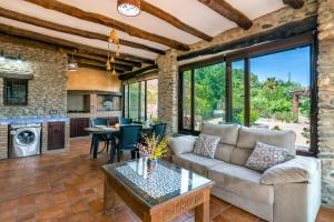 a living room with a couch and a table at Alpujarra Sulayr in Pórtugos