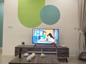 TV a/nebo společenská místnost v ubytování D'Pristine締金城-新山樂高樂園旁-特色主題房 冰雪奇緣 皮卡丘 角落生物 懶懶熊
