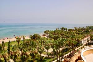 uma vista para a praia a partir da varanda de um resort em Primera línea de mar con terraza ático en Magic World - Marina Dor em Oropesa del Mar
