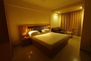Postel nebo postele na pokoji v ubytování Hotel Ravikiran Alibaug