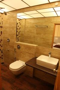 uma casa de banho com um WC e um lavatório em Hotel Ravikiran Alibaug em Alibaug