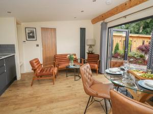 een woonkamer met een tafel en stoelen bij Celyn in Welshpool