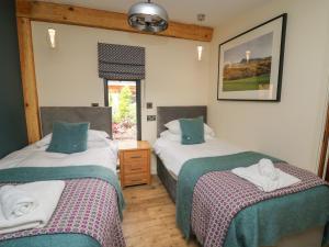 um quarto com 2 camas e uma janela em Celyn em Welshpool