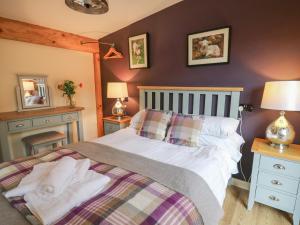 Giường trong phòng chung tại Daffodil