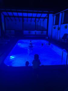 un grupo de personas en una piscina en la oscuridad en Central Courtyard, en Slavske