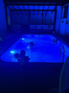 un grupo de personas en una piscina en la oscuridad en Central Courtyard, en Slavske