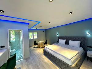 Postel nebo postele na pokoji v ubytování Breezy Hotel