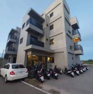 Un bâtiment avec un tas de motocycles garés devant. dans l'établissement 甜心卡朵電梯私墅, à Magong