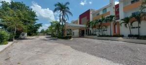 pusta ulica przed budynkiem w obiekcie Paraíso Seyba Hotel w mieście Seybaplaya