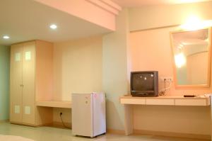 TV a/nebo společenská místnost v ubytování Hotel Ravikiran Alibaug