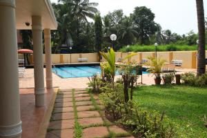 Bazén v ubytování Hotel Ravikiran Alibaug nebo v jeho okolí