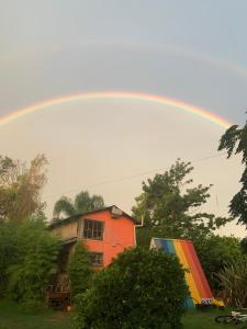 un arco iris sobre una casa con una casa en Choclo, en La Paloma