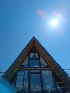 亞伊采的住宿－Stone Chalets - TERRA，一座带玻璃窗户的尖顶建筑