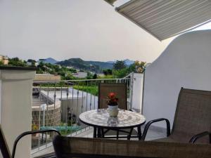 einen kleinen Tisch auf einem Balkon mit Aussicht in der Unterkunft Tuttiacasaditeresa Rooms in Procida