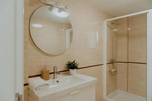 uma casa de banho com um lavatório, um espelho e um chuveiro em Vimar Algarrobo Costa em Algarrobo