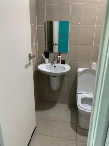 een badkamer met een wastafel en een toilet bij Ariana Roomstay @ skyloft in Johor Bahru