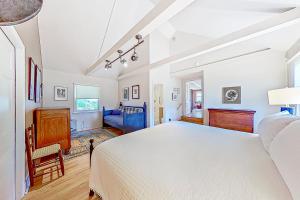 Cottage at Green Hill في جاكسون: غرفة نوم مع سرير أبيض كبير في غرفة