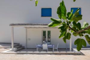 una casa con mesa y sillas en la playa en Casa Vacanze Villa Greca, en Martina Franca