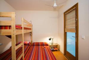 una camera da letto con due letti a castello e una finestra di Salitres Increíbles vistas a 50m de la playa a Tamariu