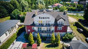 una vista aérea de una casa con un nombre en ella en Ramzes, en Ustka