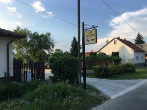 un letrero de la calle en un poste junto a una casa en Ida panzió, en Lajosmizse