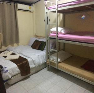 Habitación con 2 literas en una habitación en Hostel 24, en Bangkok