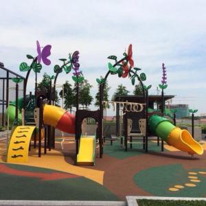 um parque infantil com escorrega num parque em Ariana Roomstay @ skyloft em Johor Bahru