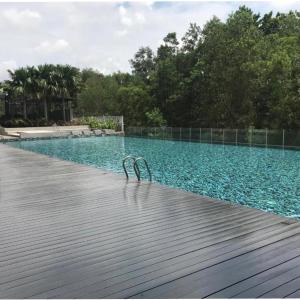 uma grande piscina com um banco de metal ao lado em Ariana Roomstay @ skyloft em Johor Bahru
