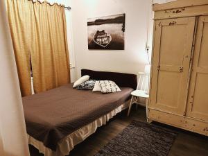 Posteľ alebo postele v izbe v ubytovaní Small Apartment, Tahko, Sauna, Shower, WiFI, PetsOK, Budget, Wanha koulu Tahkovuori