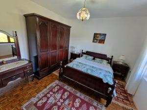 1 dormitorio con 1 cama y un gran armario de madera en Apartment Dragovic, en Ulcinj