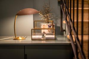 a desk with a lamp and a vase on it at Casa Giotto in Padova