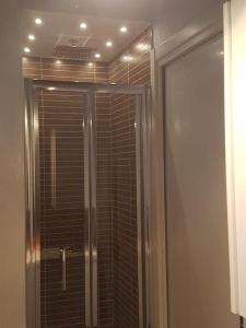 um chuveiro com uma porta de vidro na casa de banho em Copelia - Pool and Elegance em Paratico