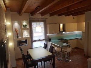 uma cozinha com mesa e cadeiras e um balcão em Copelia - Pool and Elegance em Paratico