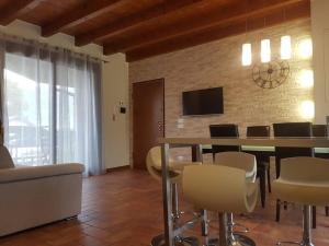een woonkamer met een eettafel en stoelen bij Copelia - Pool and Elegance in Paratico