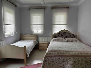 Un pat sau paturi într-o cameră la Aydın Villa Bengisu/Trabzon. Şehir merkezinde.