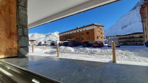 uma vista da varanda de um edifício com neve em Spacieux appartement Tignes le Lac em Tignes