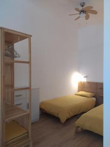 1 dormitorio con 2 camas y estante para libros en Studio apartman Bura, en Kukuljanovo